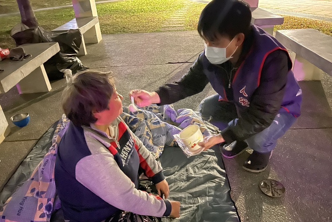 鋒面又將來襲 人安楠梓站送元宵助街友