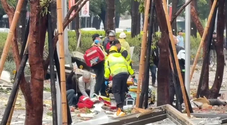 ▲台中新光三越氣爆，傳出有4人從12樓被炸出，已有1人無生命跡象送醫。（圖：民眾提供）