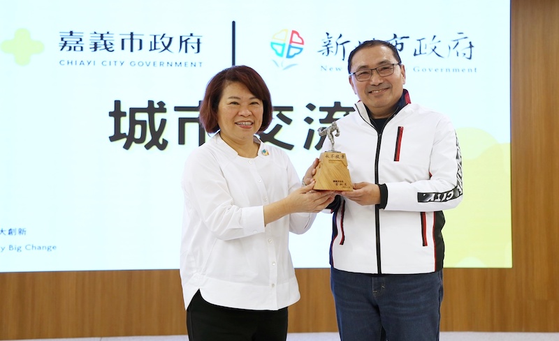 ▲黃敏惠市長熱烈歡迎侯友宜市長來訪。(圖/嘉義市政府提供)