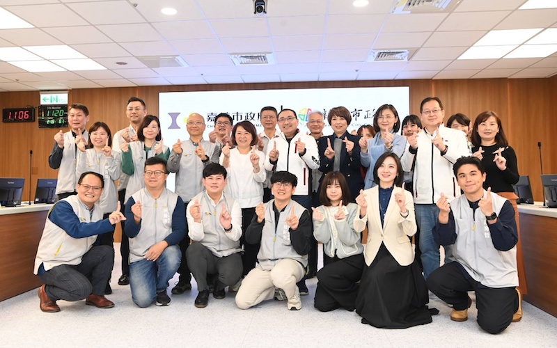 ▲黃市長與侯市長帶領團隊一起合照。（圖/嘉義市政府提供）