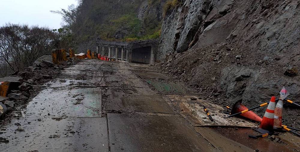 ▲豪雨引發土石坍方,阿里山鄉169縣道部分路段封閉改道。(圖/嘉義縣政府提供)