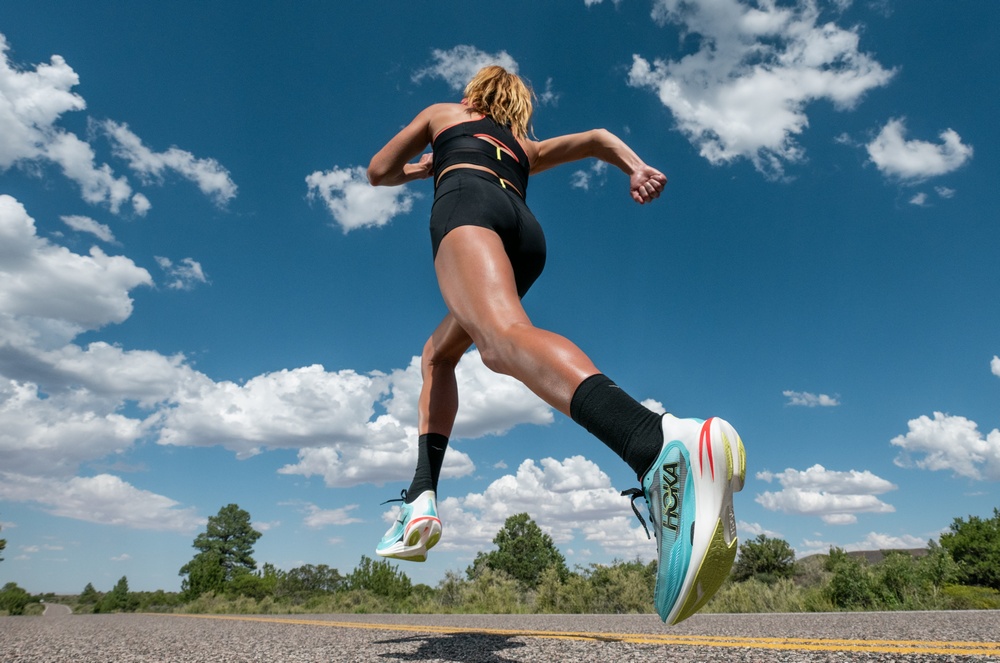 HOKA Cielo X1 2.0專為高速步頻而設計，幫助跑者專注出擊、放膽飛翔