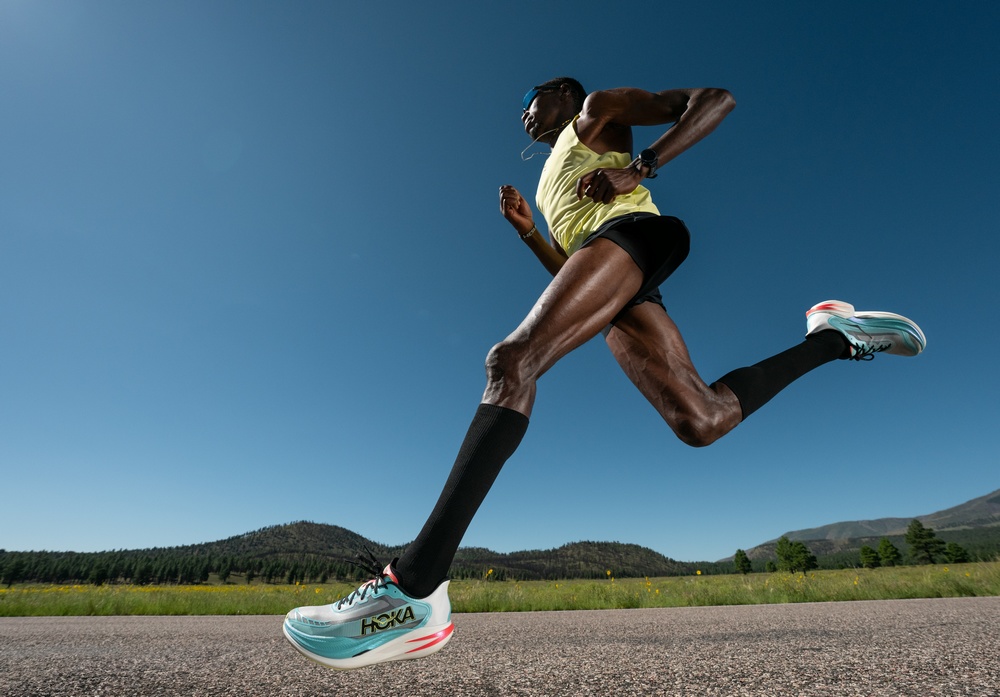HOKA Cielo X1 2.0男女共款霜白色/黑配色，台灣定價9,000元，2月15日起於全台指定通路販售
