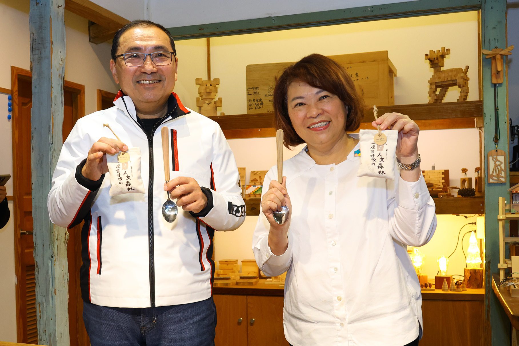 黃敏惠與侯友宜體驗木業手作　期待嘉義輕軌建設助力未來