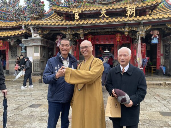 左起:北港朝天宮蔡咏鍀董事長、台灣宗教聯合會執行長法藏大和尚、蔡相煇教授,在北港朝天宮前合影,共同為「百萬神知識」活動揭開序幕。圖/朱立君攝