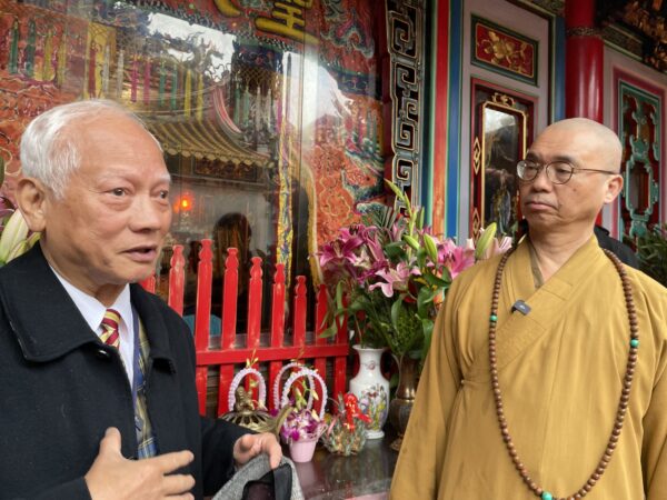 蔡相煇教授導覽北港朝天宮歷史典故。圖/朱立君攝
