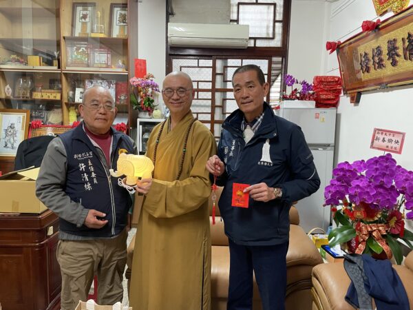 左起:新營太子宮主任委員許清標、台灣宗教聯合會執行長法藏大和尚、北港朝天宮蔡咏鍀董事長,在新營太子宮前合影,共同展現宮廟合作與信仰傳承的精神。圖/朱立君攝