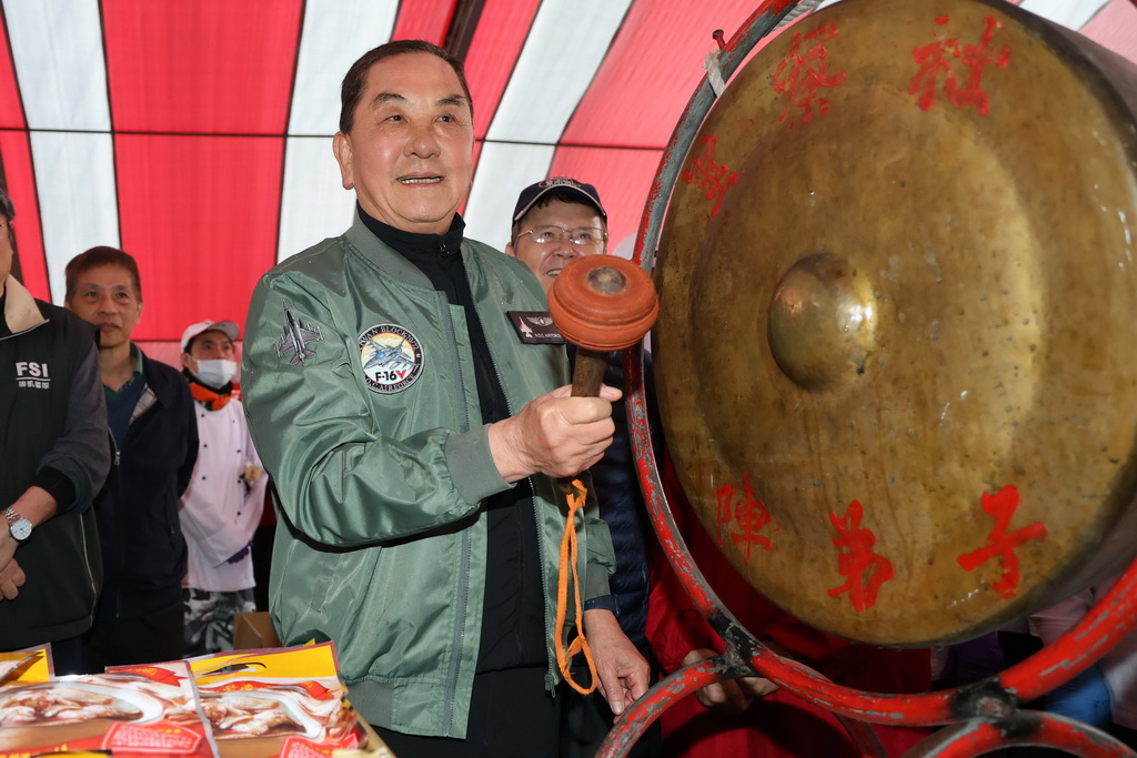 南投縣竹山社寮紫南宮「土地公傳奇吃丁酒文化季」13日由主委莊秋安敲鑼熱鬧登場。▲（記者蘇彩娥攝）