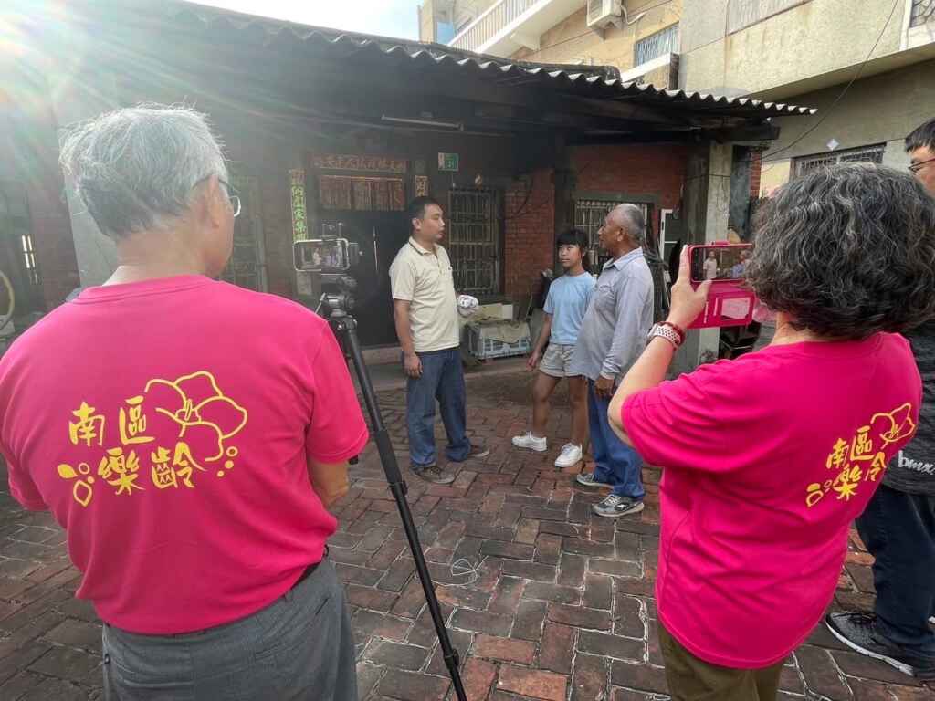 樂齡中心藉由團隊合作，宣導各種重要課題，包括預防失智、性別平等、預防詐騙和交通安全等，並透過短劇、歌曲表演等有趣的方式，實踐「樂齡活躍老化」的理念。