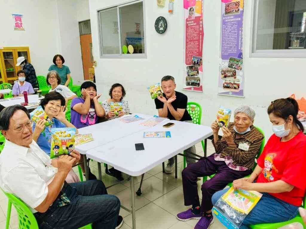 透過遊戲和帶動唱，讓長輩在老師與志工的引導下，心靈更為正向，並獲得金質獎肯定。