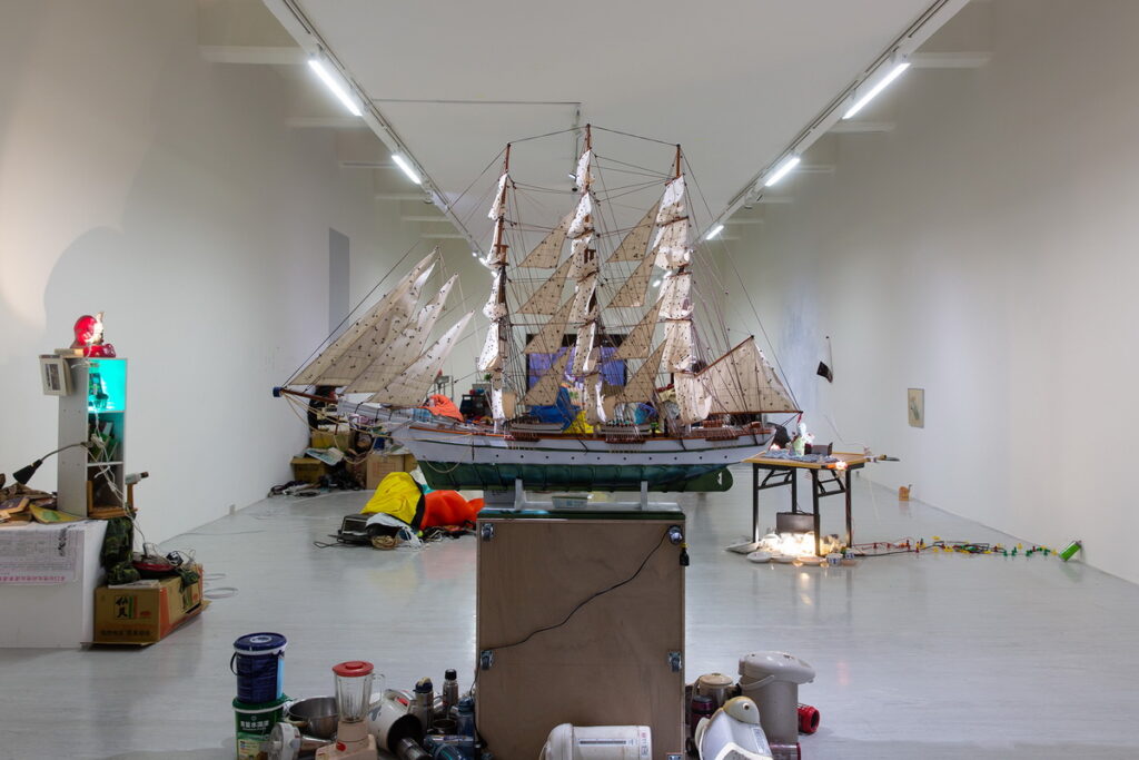 《大家都來看你了—倪祥個展》展場一隅,2024│臺北市立美術館提供