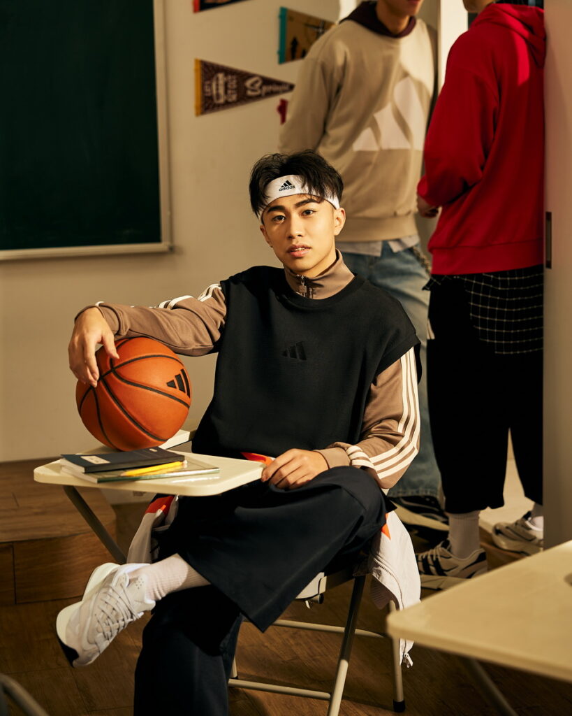 身兼隊長的後衛魏芃禾以 adidas Essentials系列的黑色無袖背心做多層次疊搭