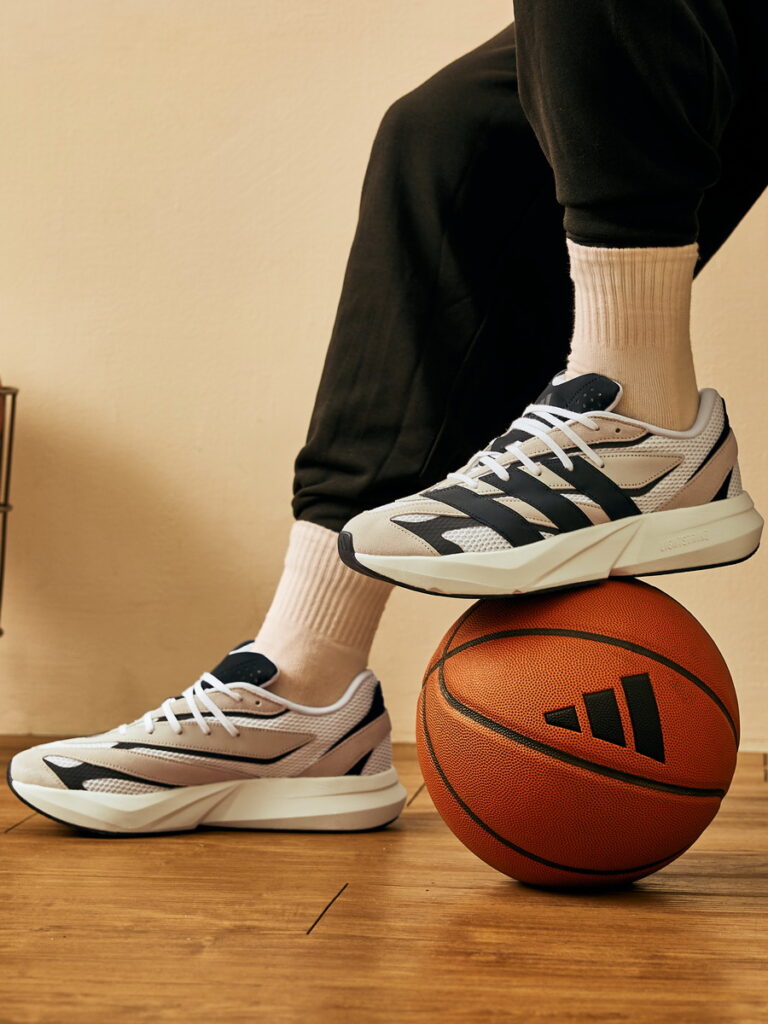 adidas LIGHTBLAZE鞋側的加粗三線與自帶份量感的中底在上腳時更添粗曠感