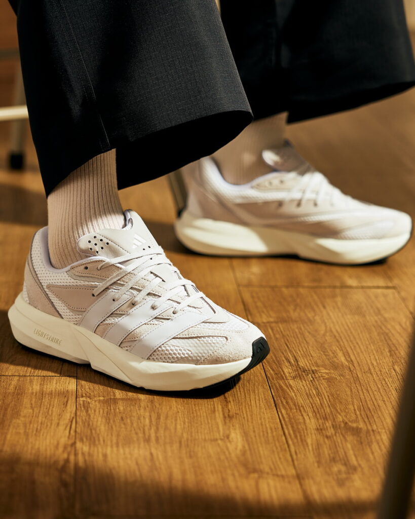 adidas LIGHTBLAZE鞋鞋面以網眼材質為底,疊加線形質感麂皮,多款配色更能滿足各種穿搭風格