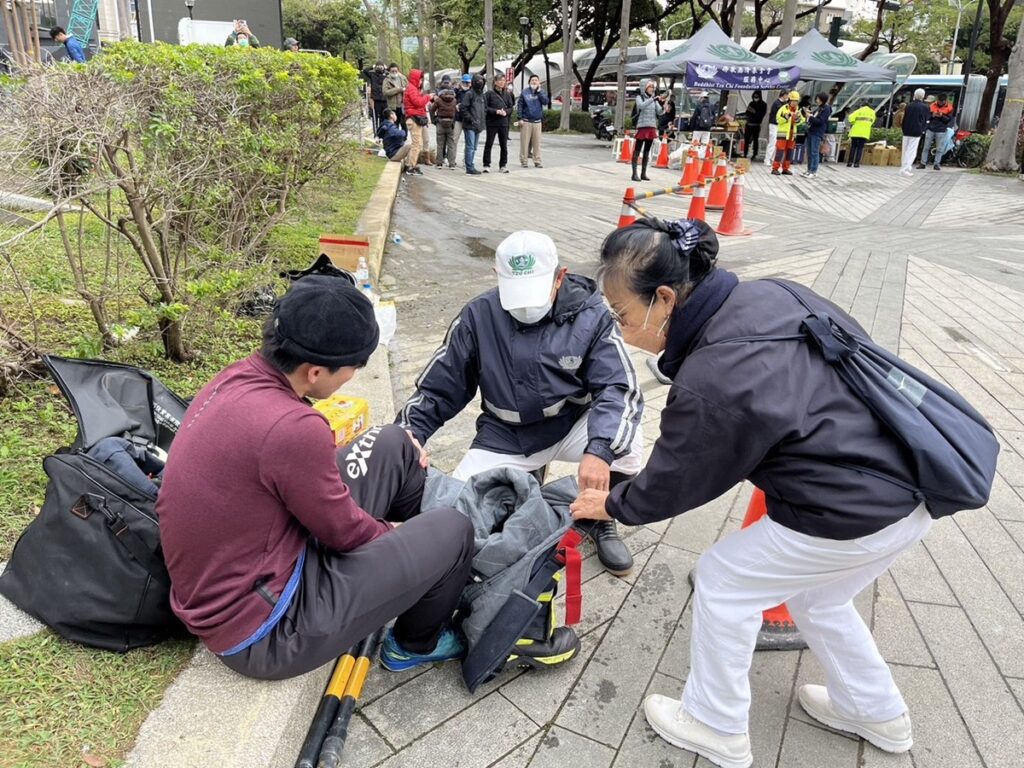 慈濟各社區落實災害關懷機制啟動,迅速動員慈濟志工即時現場支援。(圖/慈濟志工提供)