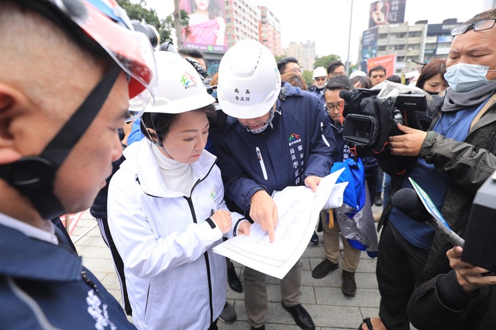 台中新光三越氣爆 4人死亡26人輕重傷搜救犬進駐 214 cnews204250213a05