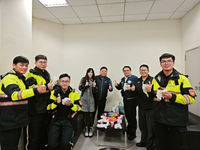 台灣燈會湧人潮 平鎮警友會送雞排慰勞警力 62 500298 0