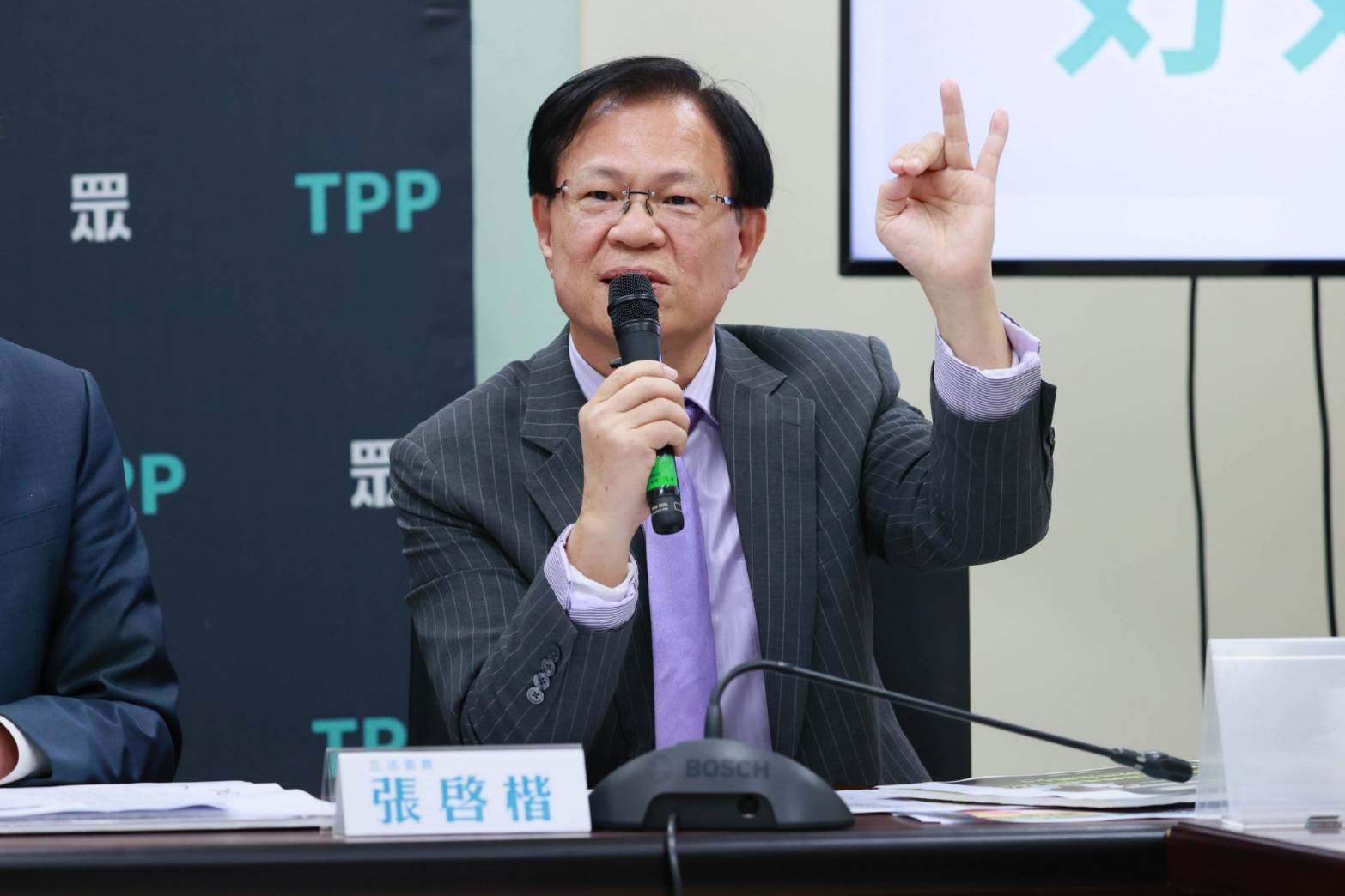 張啓楷表示,若不違反「返核」的世界潮流、不買太貴的再生能源,電價更應該降!(圖/張啓楷國會辦公室)