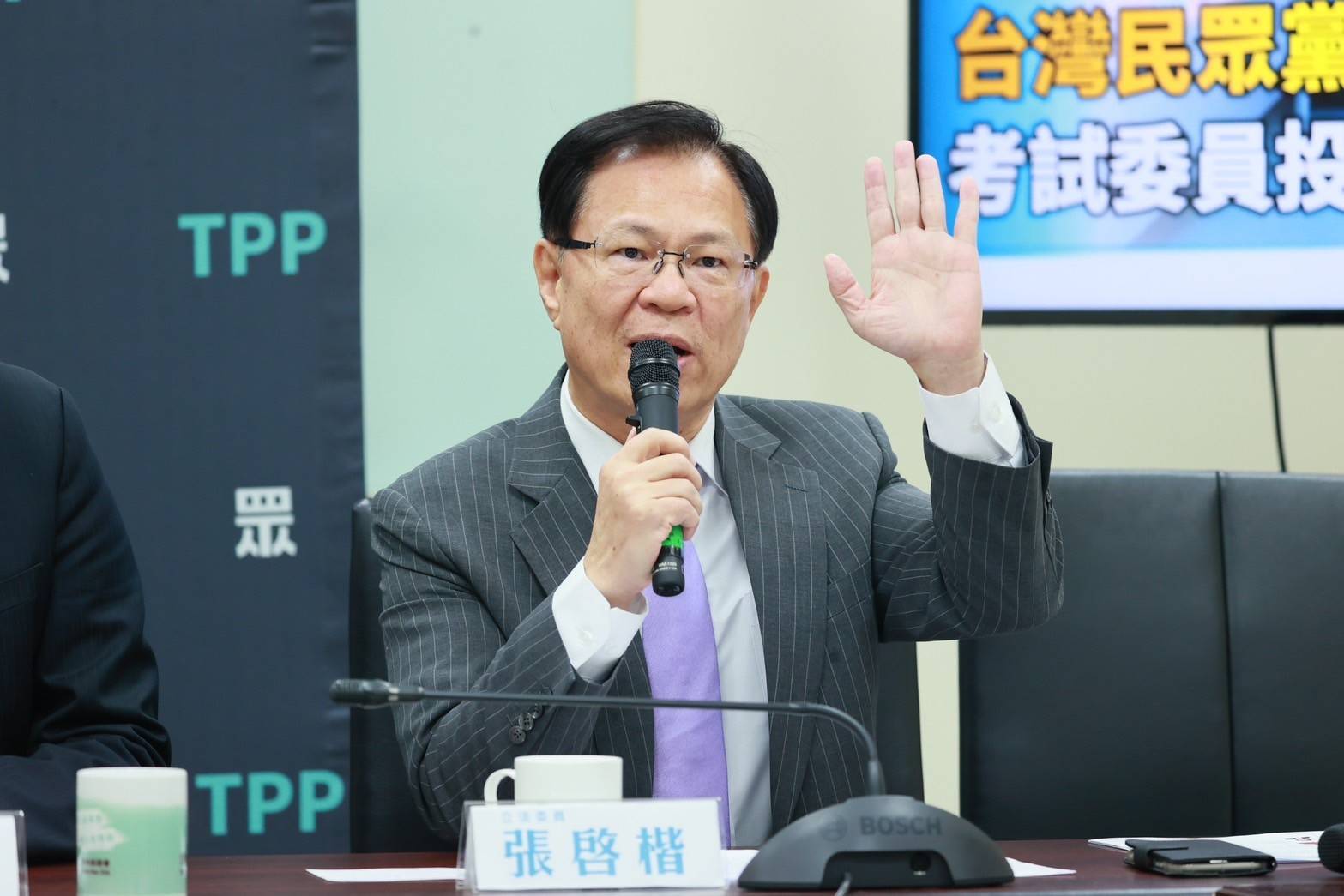 張啓楷指出,今年度購電和發電成本將大幅降低,郭智輝部長和台電以後要談電價,應該先談要降價多少,而不是拼命喊漲價。(圖/張啓楷國會辦公室)