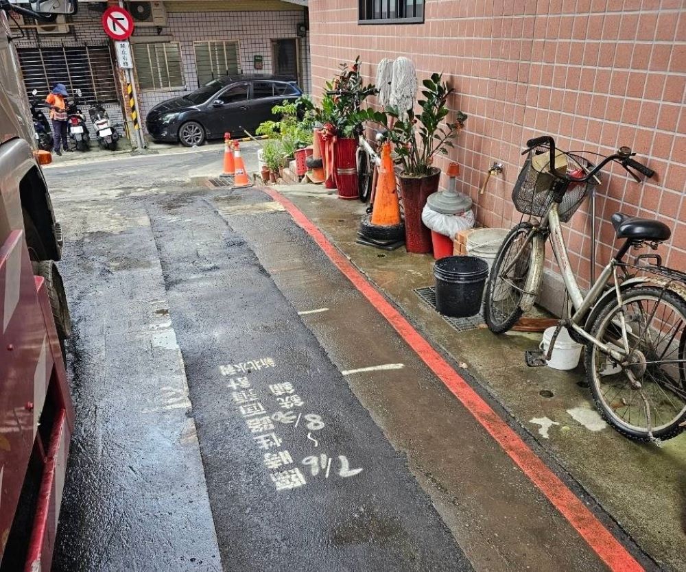 《圖說》施工完成,順利將住戶污水接管公共下水道。〈水利局提供〉