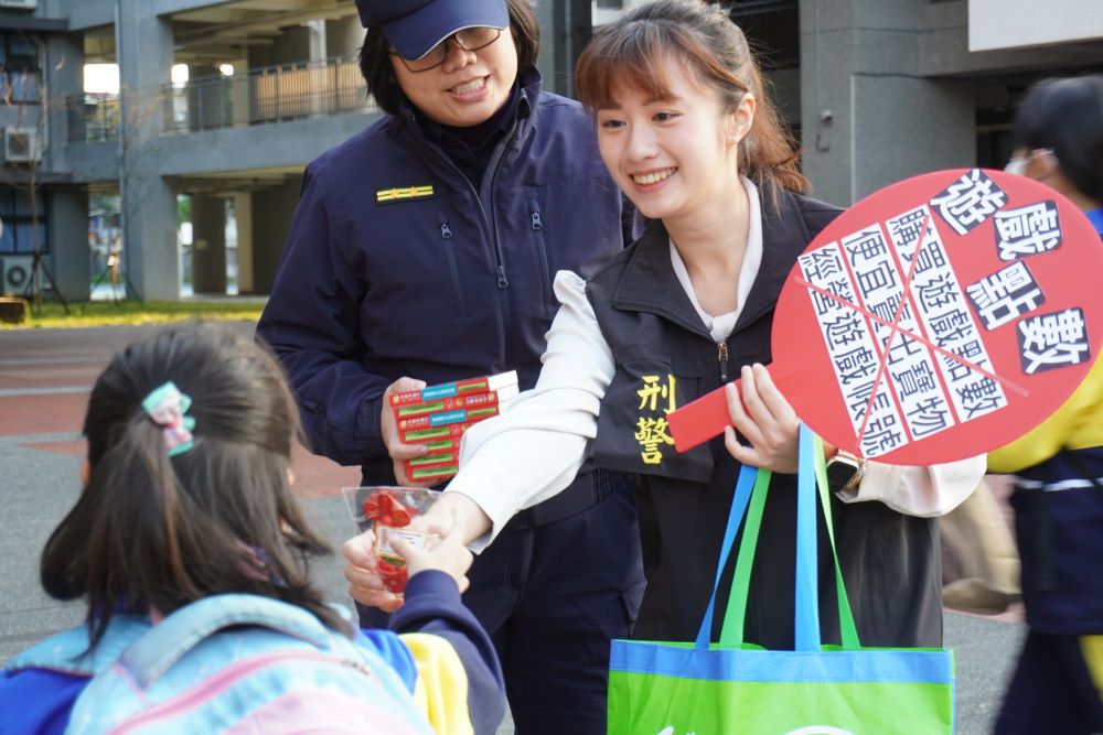 《圖說》板橋分局於開學日展開「護童專案」行動,並宣導交通及反詐騙。〈板橋分局提供〉