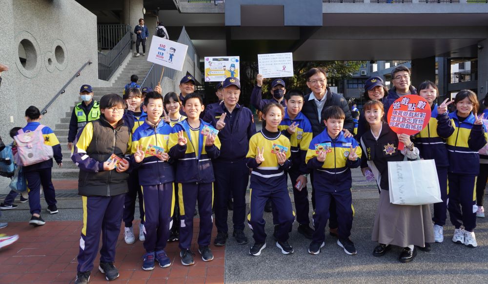 《圖說》板橋分局開學日「護童專案」行動,分局長林泰裕一大早率隊帶領前往轄內中山國小慰問學童。〈板橋分局提供〉