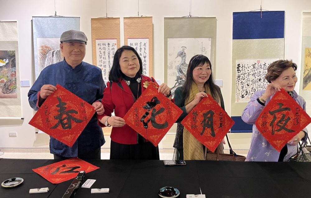 《圖說》多位藝術家現場揮毫,讓觀眾近距離欣賞書畫藝術的精湛技藝。〈文化局提供〉