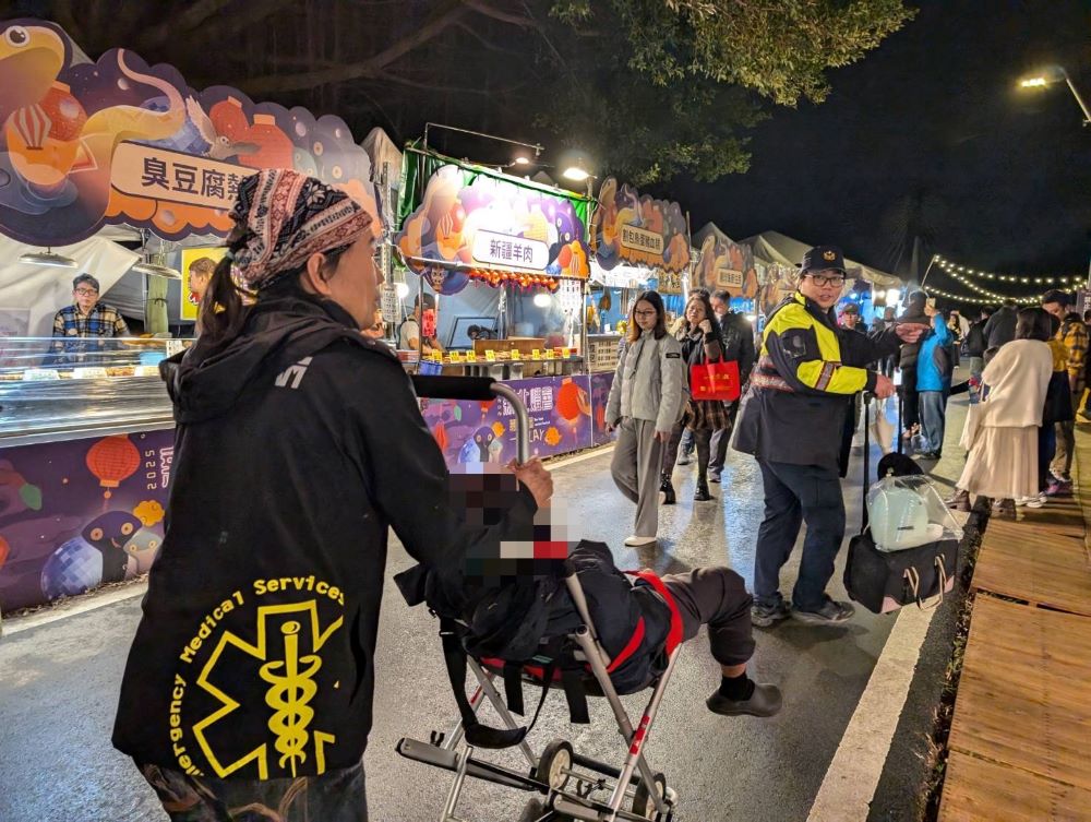 《圖說》三重警協助血糖太高頭暈,癱坐在地男子送上救護車送醫。〈三重分局提供〉