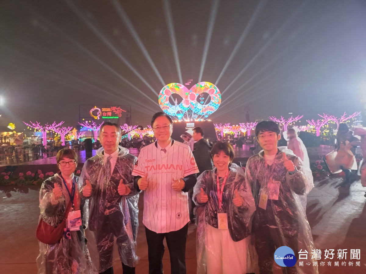 台灣燈會在桃園開幕，神戶市議會議長率團隊跨海力挺，與市長張善政合影。