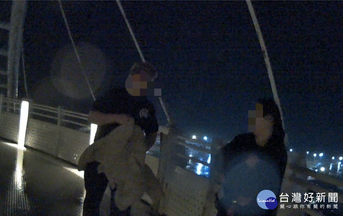 女子獨自至漁港散心，楊梅警暖心開導阻憾事。
