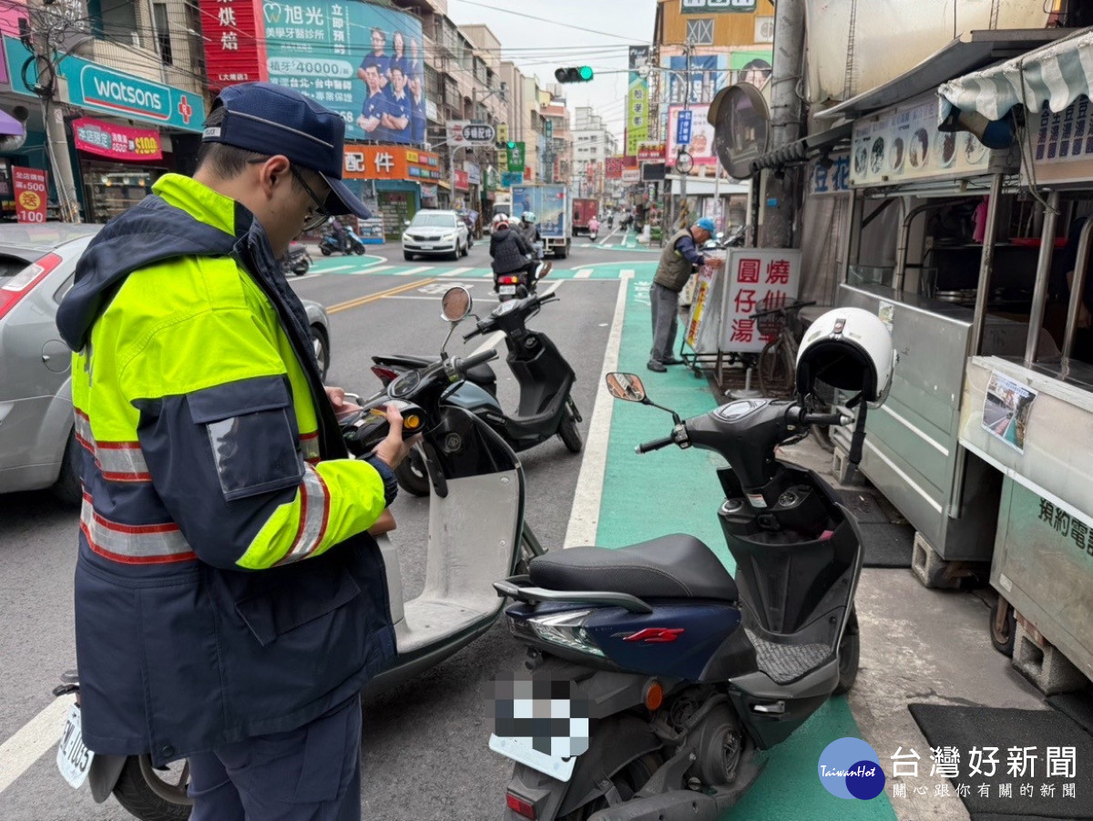 彰化市大埔路新設標線型人行道，彰化警開始取締違停。圖／彰化縣警局提供