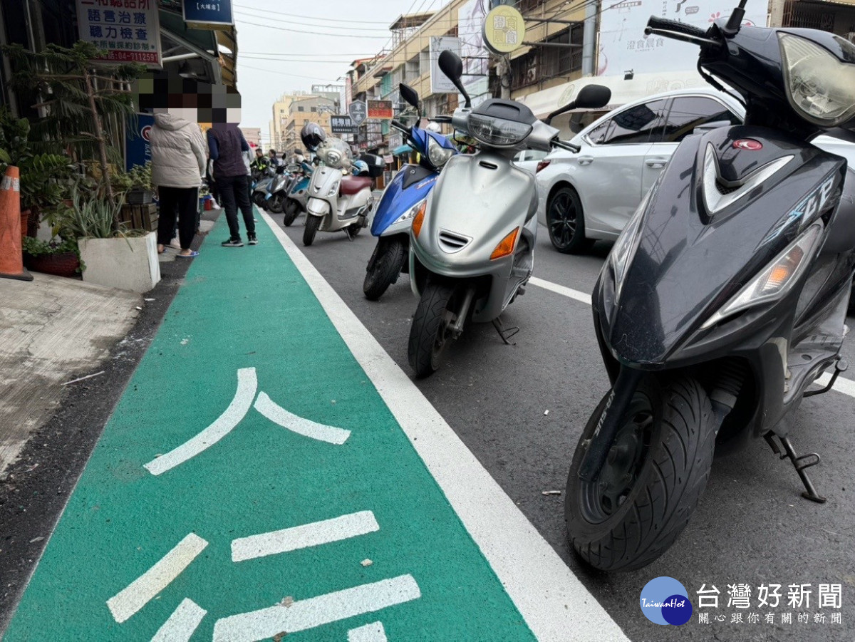 彰化市大埔路新設標線型人行道,彰化警開始違規執法。圖/彰化縣境局提供