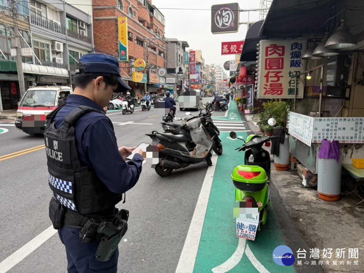 彰化市大埔路新設標線型人行道,彰化警開始違規執法。圖/彰化縣境局提供