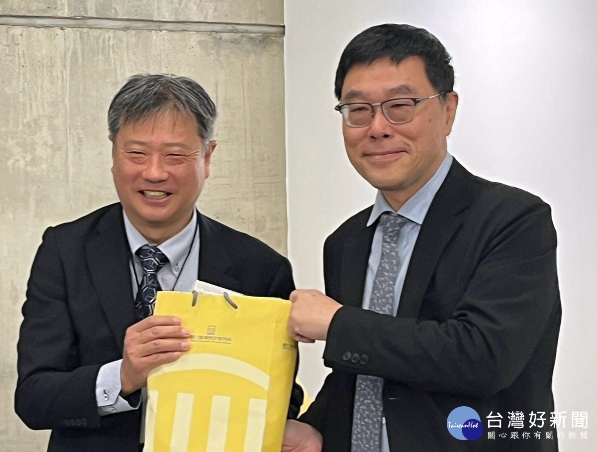 臺史博館長張隆志致(右)贈禮袋予日本民博教授日高真吾