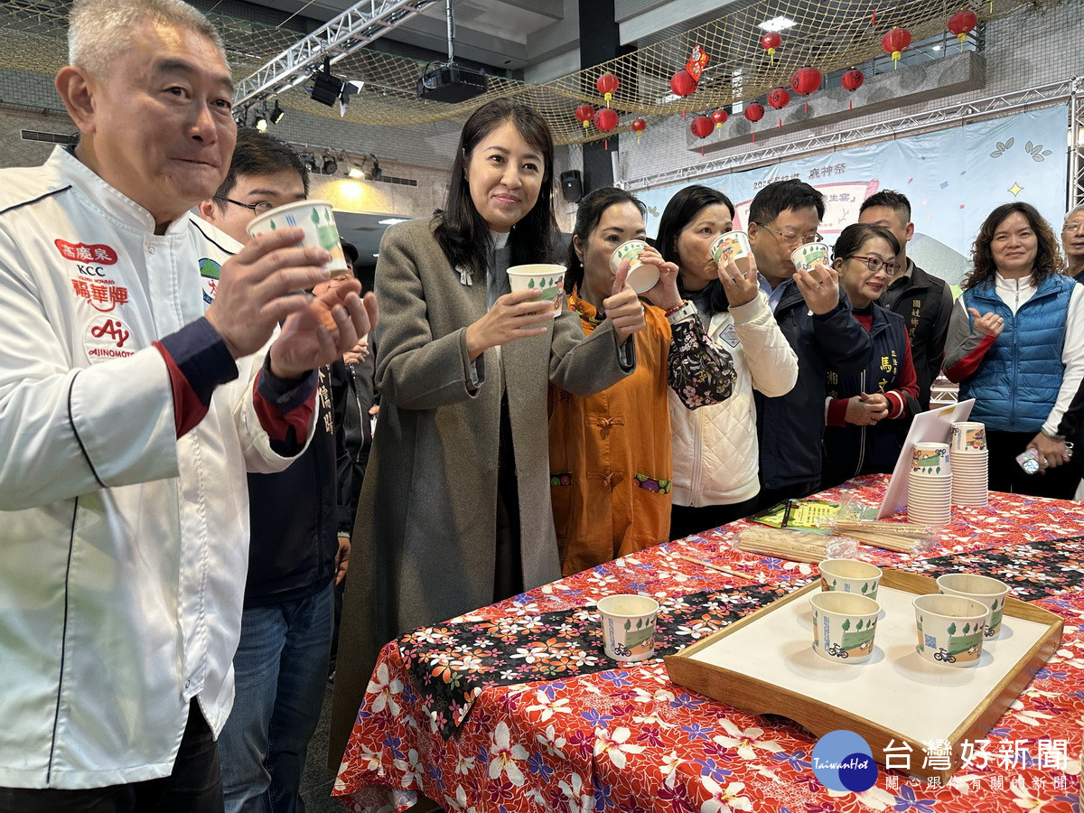 來賓品嚐鹿茸養生雞湯。(記者扶小萍攝)
