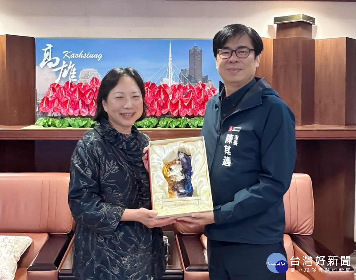 ▲加拿大國華台灣食品公司董事長周怡華拜會市長陳其邁，市長致贈刻有台灣之光字樣的琉璃製品予國華董事長，感謝國華協力行銷高雄水產品至加拿大。