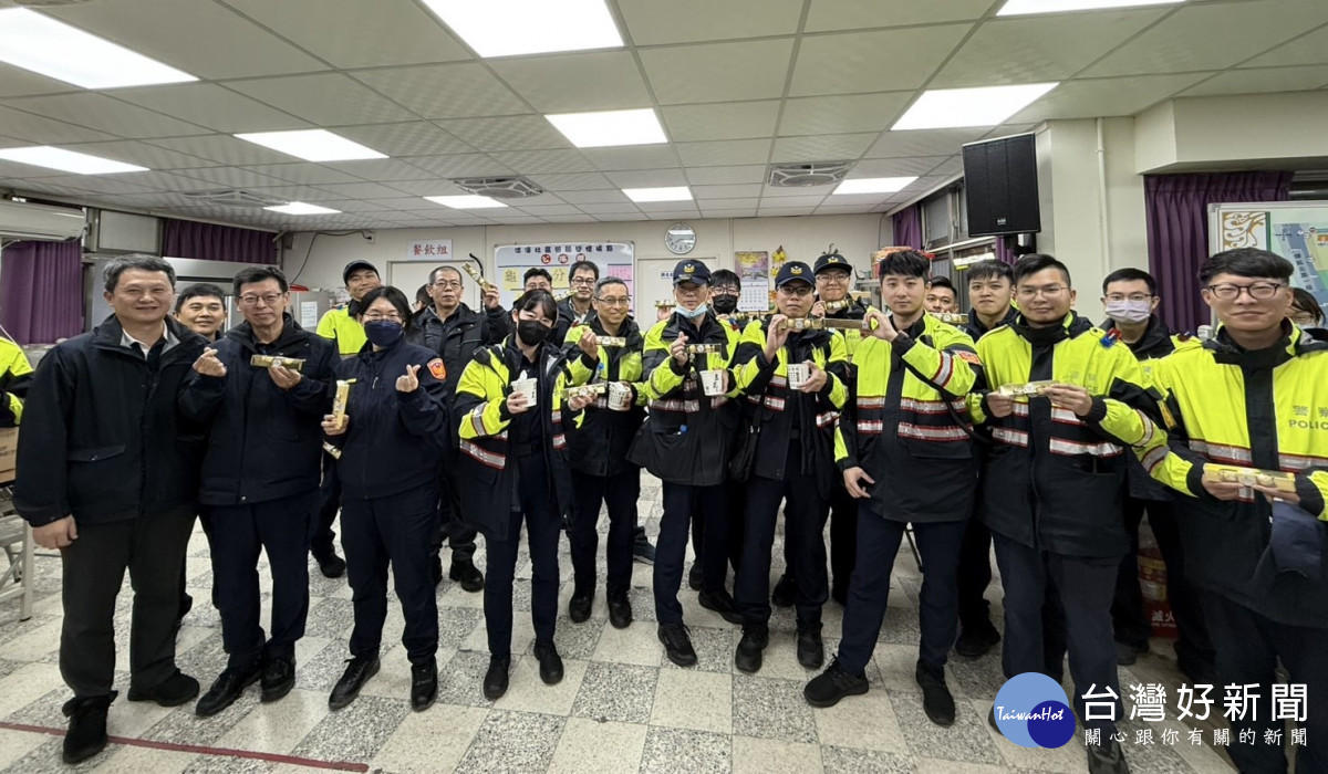 龜山警為燈會執勤員警備妥情人節佳禮， 溫暖警眷心。