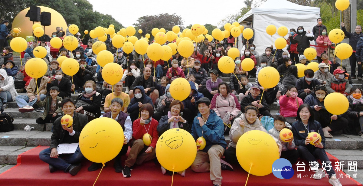 2025彰化月影燈季，西洋情人節的今天520對情人一起放閃。圖／彰化縣政府提供
