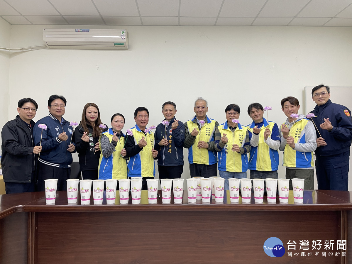 中原商圈發展促進會特別準備了熱食及手搖飲為員警加油打氣，表達對警方辛勞的敬意和支持。