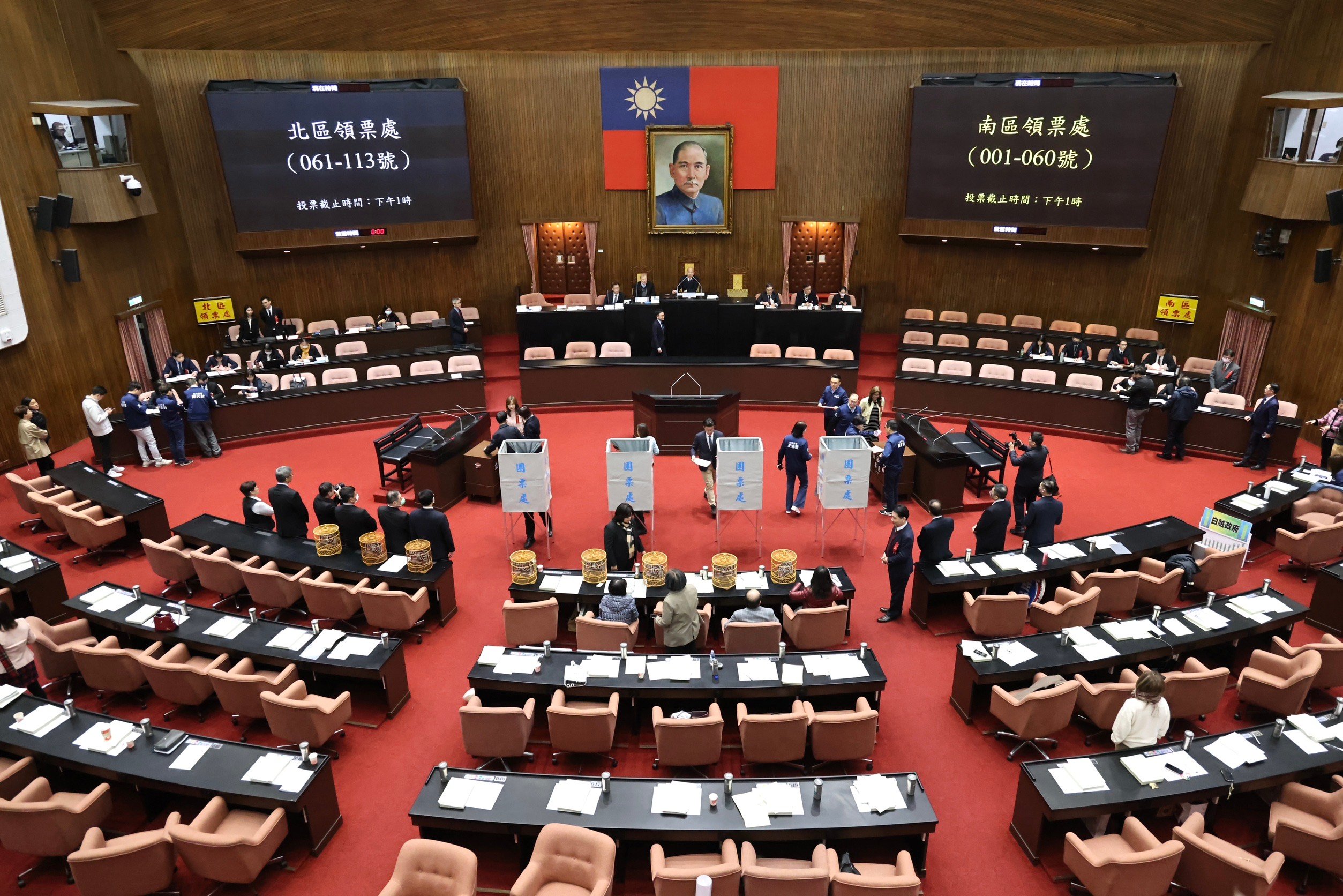 韓國瑜在總統府院際協調時承諾,總預算這周要送出,眼看時間就要到了,韓國瑜決定召開立院各黨團黨政協商,讓大家再談談有沒有空間。林啟弘攝