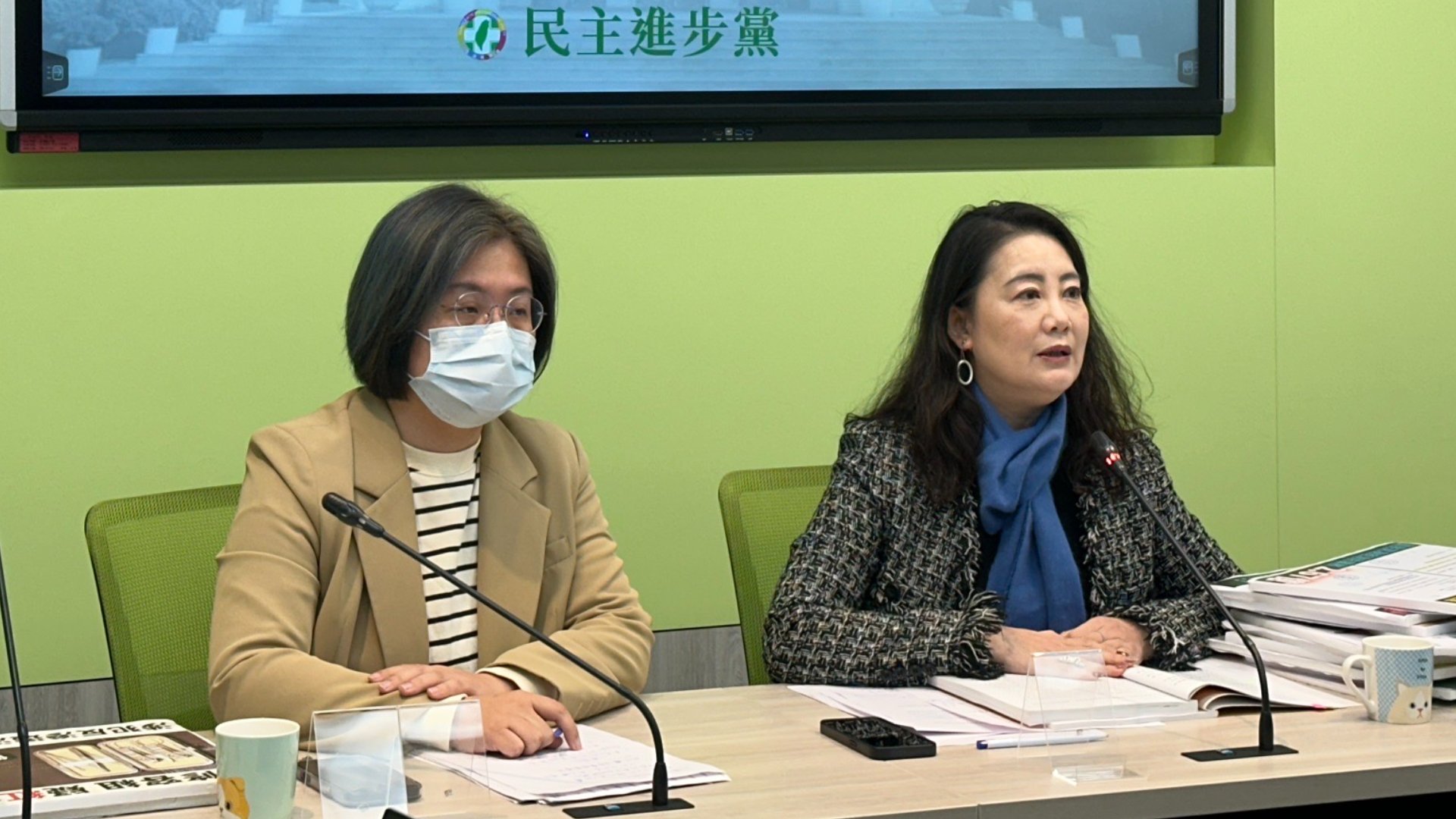 陳培瑜(左)批評,吳春城利用資訊落差,為他及其家人創造極大的利益,壯世代可讓他們「賺十代」。林啟弘攝