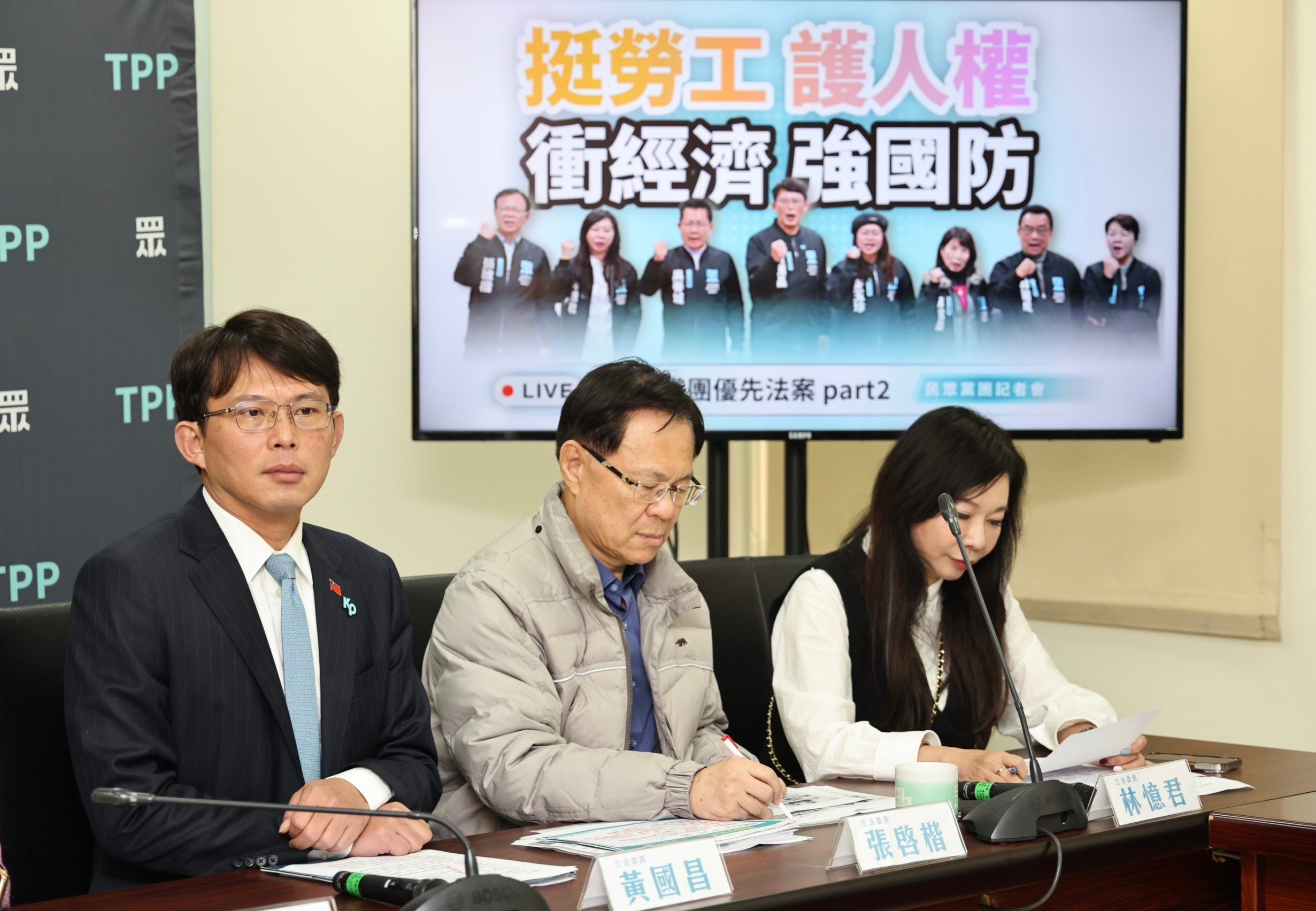 民眾黨立院黨團總召黃國昌(左)14日表示,依現行規定,沒有針對已經三讀通過的總預算再啟協商的相關程序規定。林啟弘攝