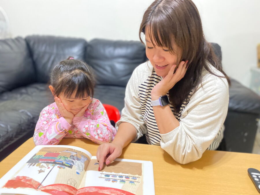 圖/土城醫院語言治療師黃冠婷提醒可藉由親子共讀提昇親子互動,促進大腦發育、語言發展及理解能力,還能啟發想像力及創造力。(土城醫院提供)