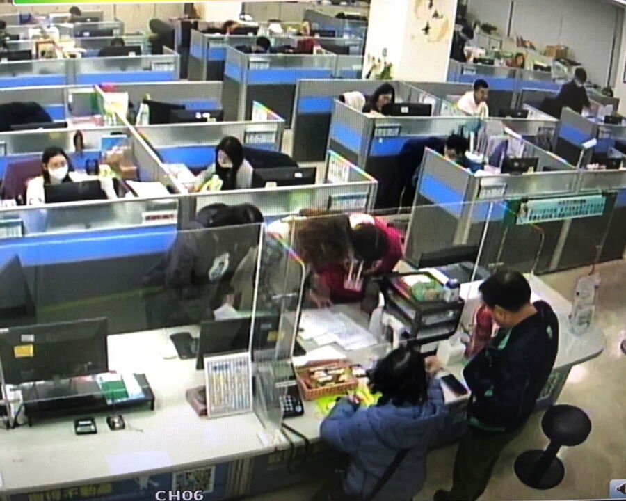 圖／受害老婦報警後至地所辦理撤案，及時止血守住300萬元。（新北市政府地政局提供）