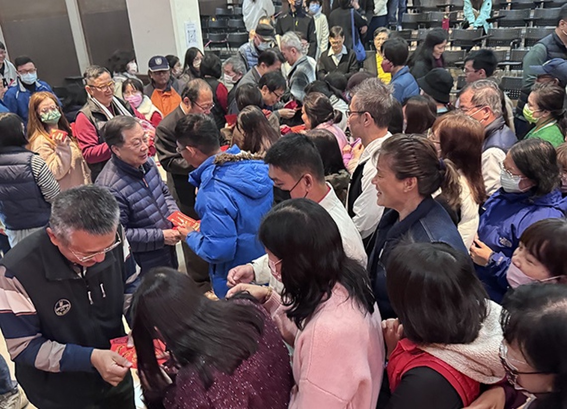 中華醫大金蛇迎春團拜　發送教職員工開運紅包祝賀