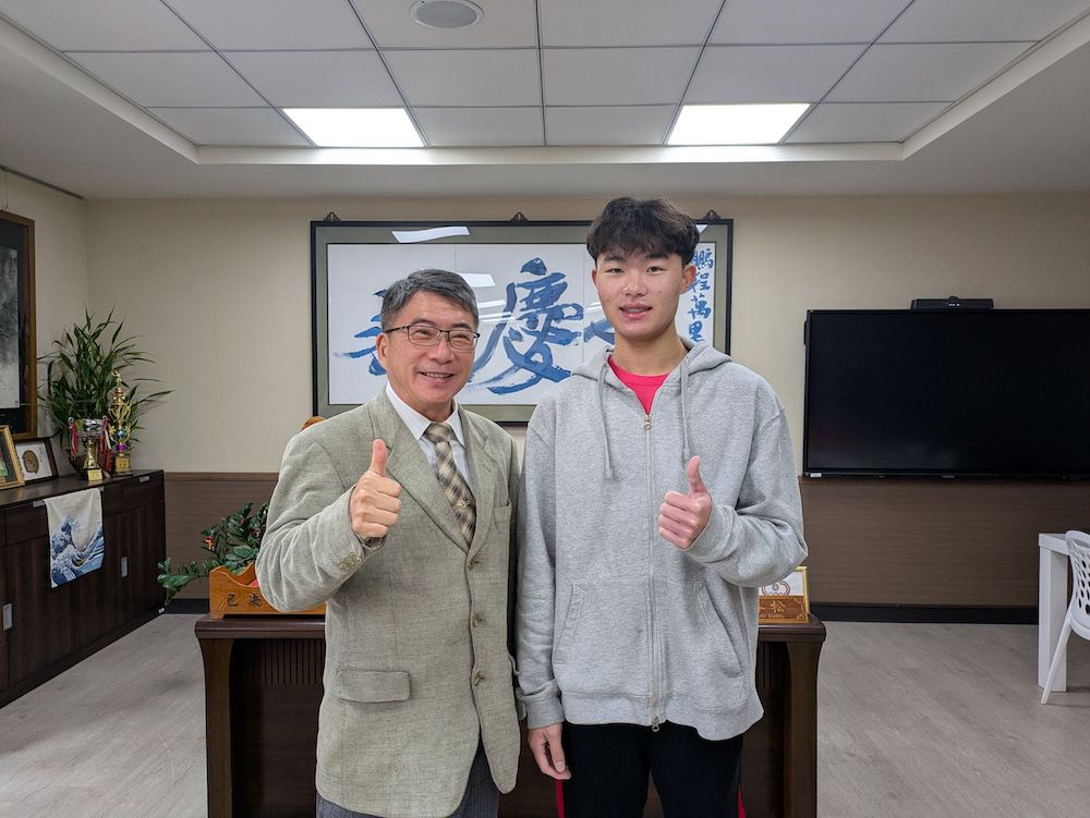 ▲郭春松校長（左）為王宥喆同學（右）喝采。（圖/永慶高中提供）