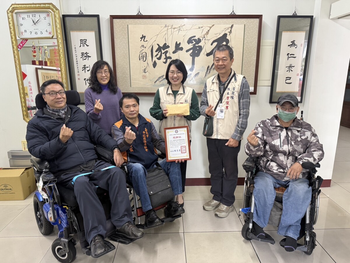 ▲清潔隊轉贈紅包捐做愛心。（圖/嘉義市政府提供）