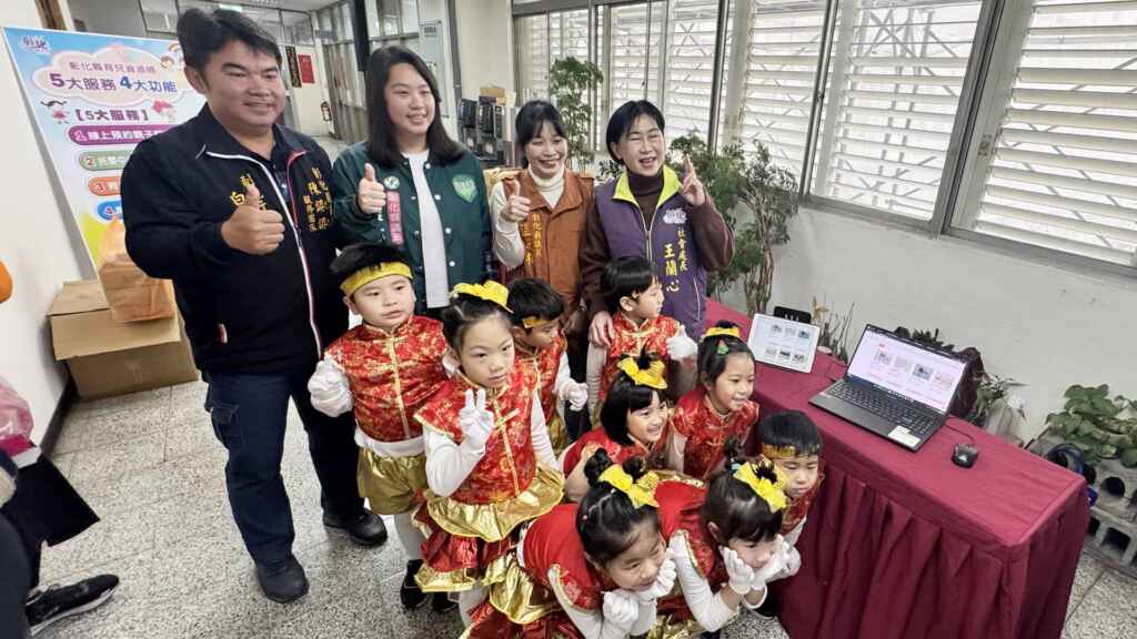 ▲王蘭心指出，「彰化縣育兒資源網」整合縣內各式兒童福利服務的平台，讓家長們可以透過此網站輕鬆掌握最新的育兒資訊。（記者林明佑攝）