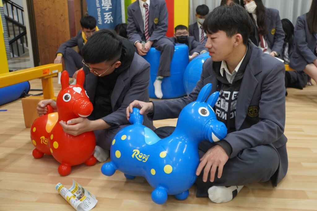 ▲正德高中學生在大葉大學職治系的引導下，體驗感覺統合暨早期介入專業教室設施。（記者林明佑翻攝）