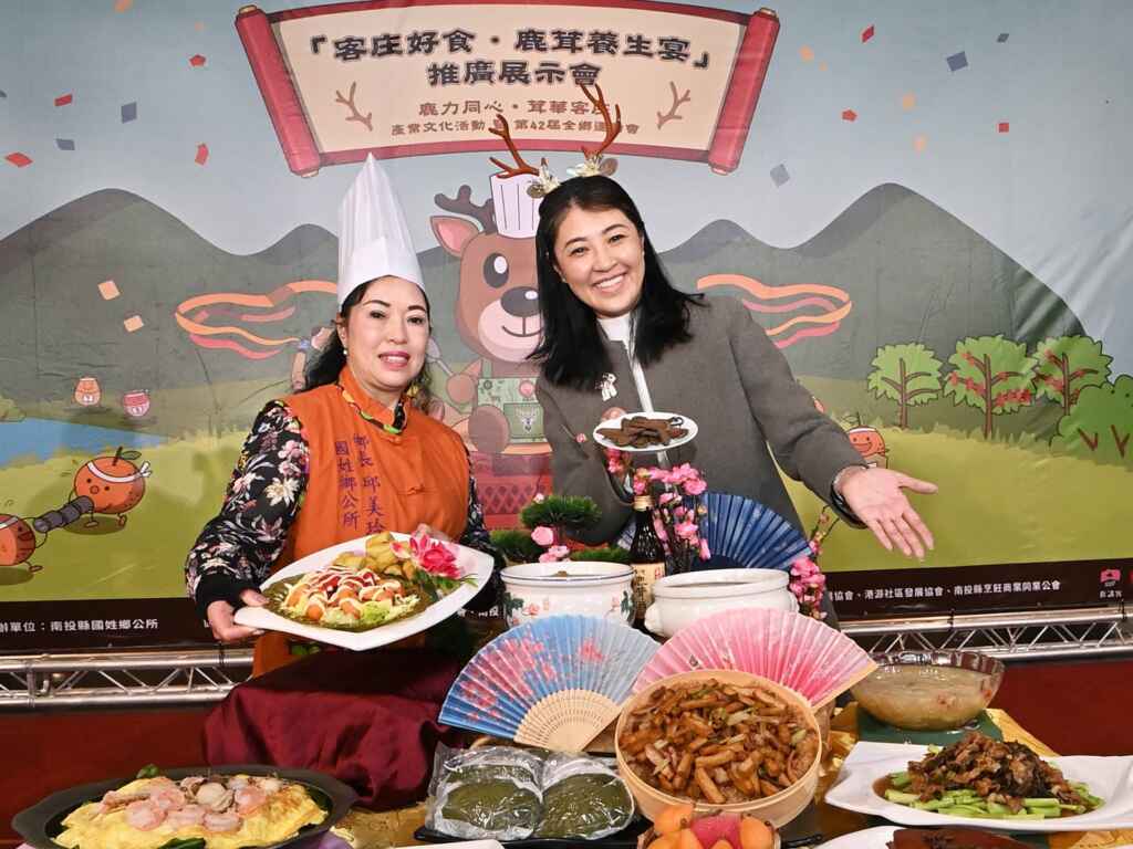▲南投縣長許淑華與鄉長邱美玲今天齊力為國姓鹿茸產業及客家文化宣傳推廣，歡迎民眾上網預訂，享受在地特色美食饗宴。（記者張玉泰攝）